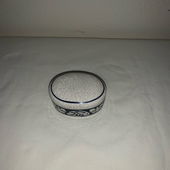 Vintage Dedham Shed Pottery Rabbit pattern Small Trinket Box /Lid white/blue. - Picture 1 of 9